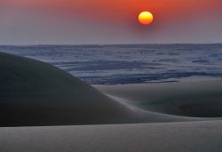 Alba nel deserto deserto dell'Egitto, tra le due di Abu Muharriq a 20 km dallaDjara Cave - In collaborazione con I Viaggi di Maurizio Levi