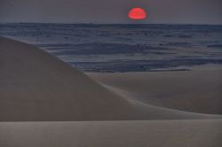 Alba sulle dune di Abu Muharrik, in Egitto. L'alba è uno dei momenti più emozionanti nel deserto del Sahara - In collaborazione con I Viaggi di Maurizio Levi