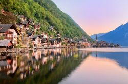 Alba sul lago Hallstatter see, con i primi raggi di sole che baciano il famoso Borgo Unesco della regione del Salzkammergut, in Alta Austria - © Boris Stroujko / Shutterstock.com