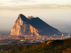 Alba sul promontorio di Gibilterra, segna il confine ovest del Mediterraneo - © Algefoto / Shutterstock.com