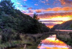Alba su di un fiume del Parco Nazionale Abel Tasman in Nuova Zelanda - © Peter Wey / Shutterstock.com