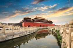 L'Alba sulla Città Proibita di Pechino, Cina - Costruita nel cuore della capitale cinese, la Città Proibita fu il palazzo imperiale delle dinastie Ming e Qing per oltre 500 ...