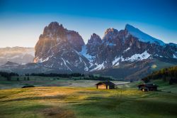 Alba sulle Dolomiti, fotografata dell'Alpe di Siusi in Trentino-Alto Adige - © theskaman306 / Shutterstock.com