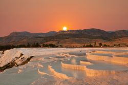 Alba sulle cascate di travertino di Pamukkale in Turchia. Questo luogo possiede un fascino unico al mondo. Solo il Minerva Terrace a Yellowstone e un sito in Cina possono vantare paesaggi con ...