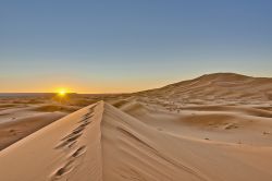 Alba sulle dune di Merzouga: l'escursione mattutina sull' Erg Chebbi, nel Sahara marocchino, è divenuta uno dei "must" di una vacanza in Marocco - © Anibal Trejo ...