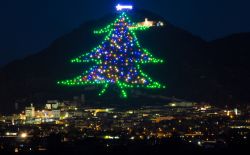 Albero di Natale a Gubbio: una lunghissima serie ...