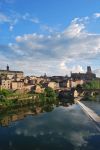 Il centro storico di Albi si specchia nel fiume Tarn, in Francia.