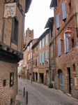 Il borgo di Albi: una via del centro storico della città vecchia (Vieil Albi) in Francia.