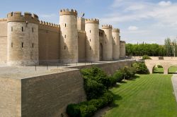 Nel palazzo dell'Aljaferìa di Saragozza si fondono elementi islamici, cristiano-medievali e risalenti all'epoca dei Re cattolici. Le possenti mura quadrangolari nella foto, rinforzate ...