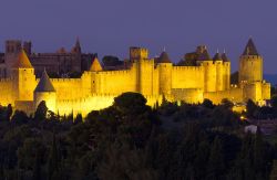 Carcassonne by night è un capolavoro commovente: il borgo medievale della Linguadoca-Rossiglione, nel sud della Francia, mostra le sue mura illuminate a costrasto col blu del cielo  - ...