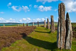 Allineamento di pietre di tipo menhir,  il mistico ring of Brodgar si trova nelle isole Orcadi, in Scozia - © Jule_Berlin / Shutterstock.com