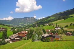 Veduta panoramica di Alpbachtal, Valle del Tirolo, (Austria) - Quando William Blake scrisse "Andavo per valli brulle zufolando giulivi ritornelli", probabilmente si trovava immerso ...