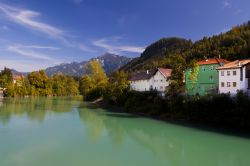 Alpi e fiume Lech a Fussen in Germania. Questa ...