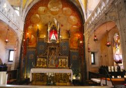 Altare dentro la chiesa di Notre Dame a Rocamadour, famosa per la sua Madonna Nera - © Leonard Zhukovsky / Shutterstock.com 