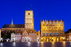 Alter Markt, la famosa piazza del mercato di Stralsund, nella Germania settentrionale - © Fretschi / Shutterstock.com