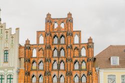 Alter Schwede palazzo in gotico baltico a Wismar Germania. Fu in questa città che venne girato il film cult Nosferatu - © Tony Moran / Shutterstock.com