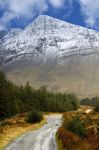An Cuilthionn, una delle montagne nere del gruppo dei Cuillins. Siamo sulla costa occidentale dell'isola di Skye in Scozia durante l'inverno. Il clima di Skye generalmente non è ...