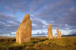 L'Anello di Brodgar, un cerchio di pietre del Neolitico, che ha contribuito l'iscrizione delle Orcadi al Patrimonio dell'Umanità dell'UNESCO (Scozia) - © David Woods ...