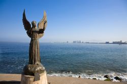 Angelo della Speranza: è forse la statua più famosa di Puerto Vallarta. È un'opera in bronzo dello scultore Héctor Montes García, inaugurata nel 2007 ...