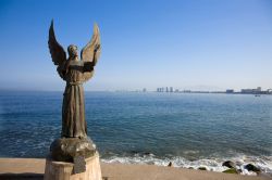 Angelo della Speranza: è forse la statua più famosa di Puerto Vallarta. È un'opera in bronzo dello scultore Héctor Montes García, inaugurata nel 2007 ...