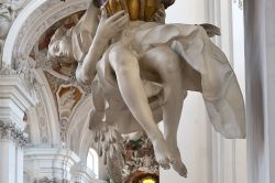Angelo sospeso dal pulpito nella basilica di Weingarten, Germania - Una delle decorazioni scultoree che abbelliscono il pulpito del monastero benedettino costruito sul Martinsberg
