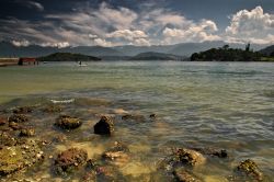 Angra dos Reis ed il suo magico litorale nello stato di Rio de Janeiro, in Brasile - © Luiz Antonio da Silva Shutterstock.com