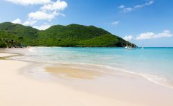 Anse Marcel è una splendida spiaggia della porzione settentrionale dell'isola di Saint Martin, Piccole Antille - © Steve Heap / Shutterstock.com