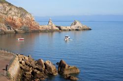 Ansteys Cove a Torquay, Inghilterra - Piccola spiaggia rocciosa di Torquay, questo angolo della English Riviera è apprezzato soprattutto dagli appassionati di pesca e da chi cerca un ...