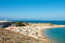 Spiaggia sabbiosa a Antibes, Francia - Fra rocce, sabbia e ciottoli ad Antibes ci sono una decina di spiagge disponibili per soddisfare tutti i gusti © elen_studio / Shutterstock.com