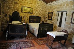 Il MEOC di Aggius ospita nelle sue ampie sale che ripropongono la fedele ricostruzione di una casa gallurese anche la tradizionale camera da letto con arredi e tessuti dell’epoca. 