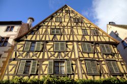 Antica abitazione a Riquewihr, Alsazia - Città medievale situata nel cuore dell'Alsazia, regione sul confine orientale francese a ridosso di Germania e Svizzera, Riquewihr è ...