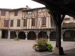 Antica piazza dentro il borgo di Lautrec, regione dei Midi-Prenei, Francia