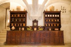 Antiche cucine all'interno del Castello di Chenonceau in Francia. La fortezza rinascimentale venne costruita a metà del 5° secolo, ma fu il secolo seguente che prese le forme ...