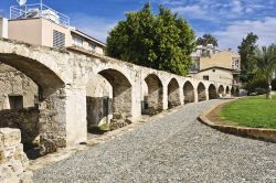Antico acquedotto a Nicosia, la capitale dell'isola di Cipro. Nicosia è divisa in due zone dalla cosiddetta "Green Line", che separa la parte cipriota da quella occuppata ...