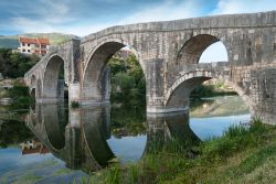 Antico ponte in pietra a Trebinje, Bosnia Erzegovina - Circondata da pietre bianche e illuminata dal sole del Mediterraneo, Trebinje è considerata una delle ultime oasi del vecchio continente ...