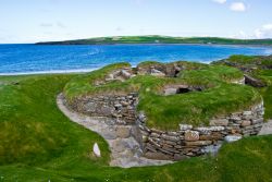 Lìantico villaggio neolitico di Skara Brae, uno dei quattro elementi del Patrimonio dell'Umanità dell'UNESCO alle isole Orcadi in Scozia - © Jule_Berlin / Shutterstock.com ...