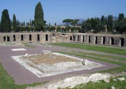 L'Antinoeion di Villa Adriana a Tivoli, Lazio. Dedicato al culto di Antinoo, all'interno di questo complesso sono stati rinvenuti frammenti di statue in marmo nero relative a divinità ...