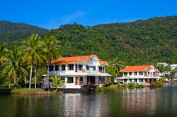 Appartamenti di lusso a Koh Si Chang in Thailandia, circondati da una florida vegetazione tropicale - © OlegD / Shutterstock.com