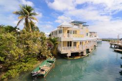 Appartamenti da affittare di un residence sulle rive di un fiume a Tortola, Isole Vergini Britanniche - © SeanPavonePhoto / Shutterstock.com