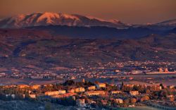 Appennino al tramonto in inverno, visto da Perugia