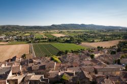 Apt, dipartimento di Vaucluse, nella foto il il borgo di Cucuron posto a sud-ovest della città - © Crobard / Shutterstock.com
