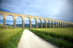 L'acquedotto romano nei pressi di Pamplona, Spagna, nella regione della Navarra - © Quintanilla / Shutterstock.com