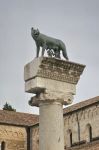 Aquileia: la lupa con Romolo e Remo vicino alla Basilica di Santa Maria Assunta