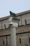 La lupa simbolo di Roma, a fianco della Basilica  di Aquileia, Santa Maria Assunta