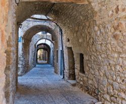 Una strada medievale nel villaggio di Mesta, sull'isola di Chio, in Grecia. Mesta si trova nella parte sud-occidentale dell'isola - detta Masticochoria per la produzione di mastice ...