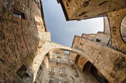 Architetture e geometrie tra archi e pareti di plazzi, nel centro storico di Perugia (Umbria) - © gagliardifoto / Shutterstock.com