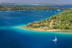 Arcipelgago di Tonga: laguna e spiaggia fotografate da un tour in elicottero - © Michal Durinik / Shutterstock.com