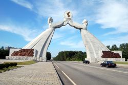 Arco della riunificazione a Pyongyang la capitale della Corea del Nord - Foto di Giulio Badini / I Viaggi di Maurizio Levi