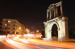 L'Arco di Adriano ad Atene (Grecia) visto "by night", con foto a lunga esposizione. Fu probabilmente eretto per rendere onore all'Imperatore romano Adriano. Il marmo della ...