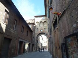 L'antica Porta di San Maurizio al Ponte oggi chiamata Arco di Pantaneto a Siena